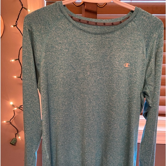 A champion shirt, in an XL. Green in colour. Comes with thumb holes. - Picture 1 of 6